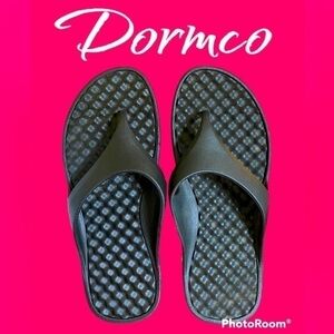 DORMCO black non-slip rubber shower sandals.  Size medium women’s 7/8. EUC!